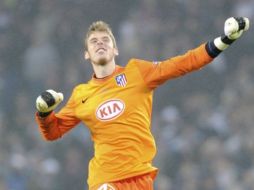 El portero del Atlético de Madrid, David De Gea, celebrando un gol de su compañero Diego Forlán. EFE  /