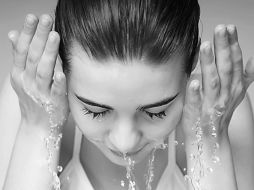 Enjuagar el rostro con agua helada es perfecto para el cutis. ESPECIAL  /