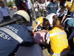 Los paramédicos ayudan a los heridos en el lugar de la detonación. REUTERS  /