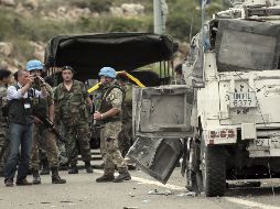 Soldados libaneses y de las FINUL junto al vehículo que sufrió un atentado. EFE  /