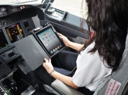 Los iPads ayudarán a reducir el peso portado en los aviones. EFE  /