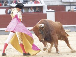 El diestro Arturo Saldívar, durante la faena a su primer astado en la corrida de la Feria de San Isidro. EFE  /