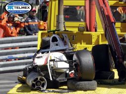 El monoplaza del piloto mexicano resultó seriamente dañado por el impacto contra el muro. AP  /