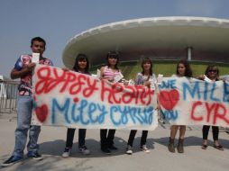 Seguidores de la cantante demuestran su fervor hacia ella con mantas y artículos a las afueras del Omnilife. A.CAMACHO  /