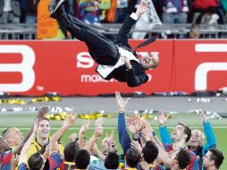Los jugadores blaugranas lanzan a su entrenador Pep Guardiola, como parte de su celebración. EFE  /