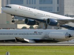 los pasajeros fueron evacuados por la puerta trasera del avión y llevados  en autobús al terminal. AP  /