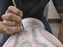 Una persona trabaja sobre una pieza de barro. S. NÚÑEZ  /