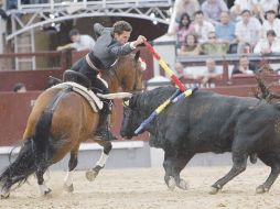 El rejoneador español Leonardo Hernández brilló con luz propia en una corrida muy difícil y exigente. EFE  /