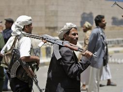 Los miembros de tribus armadas yemeníes se reúnen frente al Ministerio de Administración Local en Saná. AP  /