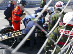 Varios asistentes atienden al piloto ruso de Fórmula Uno Vitaly Petrov (centro). EFE  /