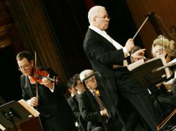 El violinista Brian Lewis fue el solista invitado para interpretar Elements, obra de Michael McLean. E. BARRERA.  /