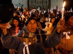 Una mujer peruana reza surante una marcha en Puno, Perú. AP  /