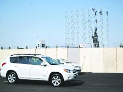 Las estructuras que darán soporte al escenario ya están siendo montadas por decenas de trabajadores. A. HINOJOSA  /