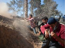 Rebeldes libios se enfrentan a militares en Ad Dafiniyah. EFE  /