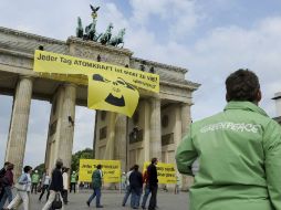 Los ecologistas desplegaron una pancarta en la icónica Puerta de Brandeburgo de Berlín. EFE  /