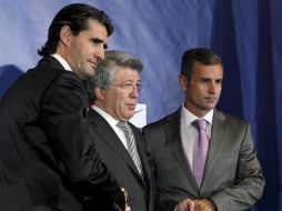 El presidente del Atlético, Enrique Cerezo (centro) durante la presentación de Luis Pérez como nuevo director deportivo. EFE  /