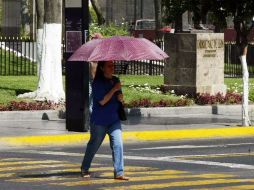 Recomiendan ante índices altos de radiación vestir alguna ropa de manga larga para exponer lo menos posible la piel. ARCHIVO  /