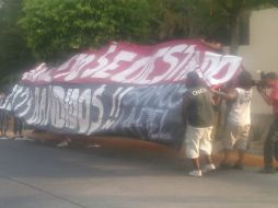 Barristas protestando frente al club. GUSTAVO LÓPEZ JAIME  /
