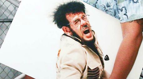 Jaime Carranza sostiene uno de los retratos, de su autoría. E. BARRERA  /