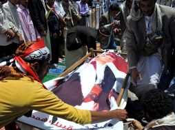 Yemeníes realizan un funeral masivo de víctimas de la represión, en Saná, capital del país. EFE  /