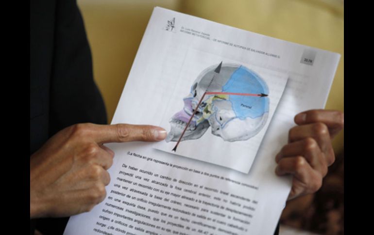 El médico chileno Luis Ravanal sostiene un informe forense sobre la muerte de Salvador Allende. AP  /