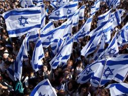 Jóvenes con banderas israelíes marchan en la Ciudad Vieja, para celebrar el Día de Israel, la unificación de Jerusalen.  EFE  /