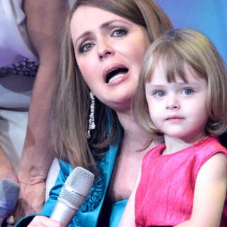 Daniela Spanic dona a través de fundación silla de ruedas a recluso