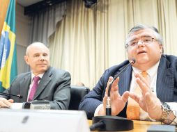 El gobernador del Banco de México, Augustin Carstens (d), es escuchado por el ministro de brasileño de Hacienda, Guido Mantega (i). AFP  /