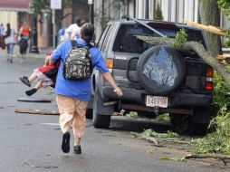 Tras el paso de los tornados, las personas buscan algún refugio. AP  /
