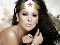La conductora Gaby Ramírez muestra sus atributos como ''Mujer Maravilla'' en Playboy. EL UNIVERSAL  /
