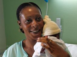 Priscilla con Antonino, quien nació en la última fila de un avión. EFE  /