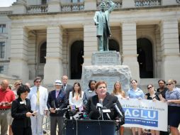 Miembros de la Unión de Libertades Civiles de Estados Unidos protestan en Georgia contra la Ley HB 87. EFE  /
