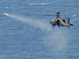 Un helicóptero Apache dispara misiles por primera vez en el océano durante un ejercicio militar cerca de Gibraltar. EFE  /