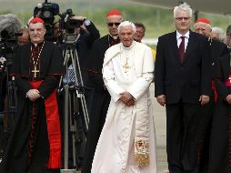 El Papa Benedicto XVI (c) es recibido por el presidente croata, Ivo Josipovic (dcha), y por el cardenal Josip Bozanic (izq). EFE  /