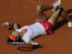 Li celebra tras conseguir la victoria en la final femenil del Abierto de Francia. AP  /