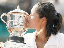 Na Li besa la Copa 'Suzanne Lenglen' campeona de Roland Garros.EFE  /