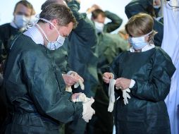 El ministro de Salud Daniel Bahr y la ministro de Salud de Hamburgo Cornelia Prüfer-Storcks, visitan un área de aislamiento. REUTERS  /