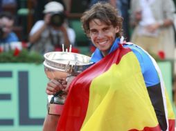 Nadal posa con su trofeo luego de corornarse en Roland Garros por sexta ocasión. REUTERS  /
