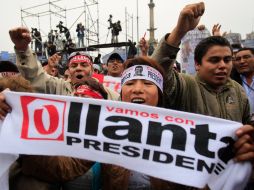 Simpatizantes del candidato presidencial peruano Ollanta Humala celebran hoy resultados a boca de urna. EFE  /