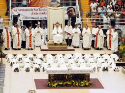 El arzobispo Juan Sandoval encabezó la ordenación de 42 sacerdotes. E. PACHECO  /