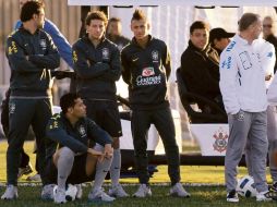 Ronaldo (der.) se encuentra concentrado con su Selección. Neymar (segundo derecha) observa la práctica con sus compañeros. REUTERS  /