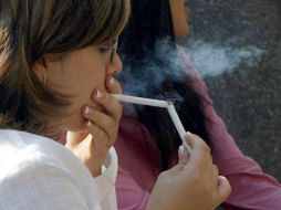 Los senadores pretenden obligar a los expendios que venden cigarros a tramitar una licencia. ARCHIVO  /