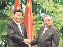 Xi Jinping, vicepresidente chino (izquierda), posa junto al mandatario cubano, Raúl Castro. EFE  /