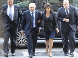 Strauss-Kahn arribó al juzgado de Nueva York acompañado de su esposa. EFE  /