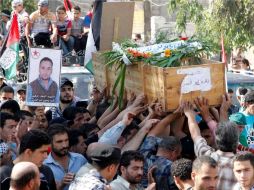 Cientos de personas salieron a la calle para acompañar a familiares de manifestantes muertos en funeral. REUTERS  /