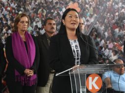 La candidata presidencial Keiko Fujimori reconoce ante los medios la victoria en las elecciones de su rival, Ollanta Humala. EFE  /