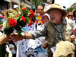 Javier Sicilia recibe flores en su paso por Zacatecas. AFP  /