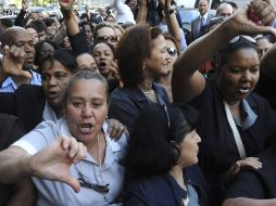 Afuera de la Corte, un grupo de empleadas de hoteles recriminaron el comportamiento del político francés. EFE  /