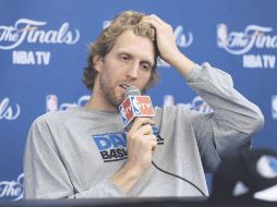 Dirk Nowitzki, líder de los Mavericks de Dallas, reconoció que viven una situación preocupante al ir abajo en la serie. EFE  /