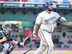 El cañonero de los Cerveceros de Milwaukee, Prince Fielder, produjo cuatro carreras ayer ante los Marlines de la Florida. AP  /